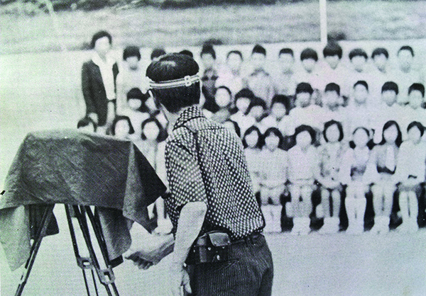 한 반에 60명이 넘던 시절. 대형카메라로 단체 사진을 찍어 졸업앨범을 만들었다.
