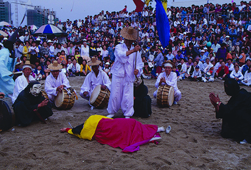 관노가면극이 모래판 위에서 공연되고 있다.