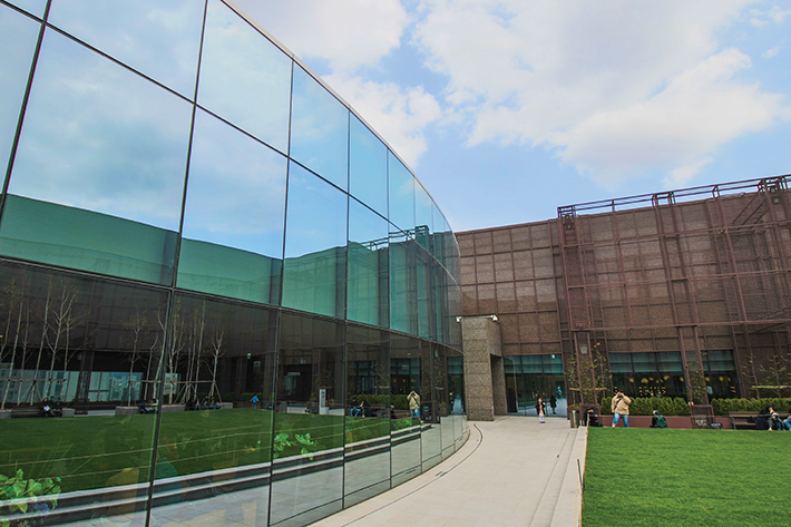 판교 현대백화점 옥상 정원에서 바라본 건물은 광각 렌즈 특유의 왜곡으로 인해 유리로 이뤄진 건물을 비정상적으로 강조시켜 촬영했다.