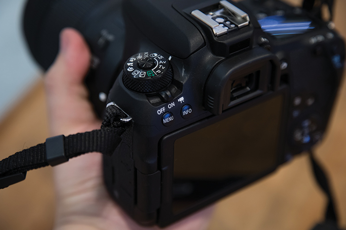 최근 캐논에서 출시한 카메라들은 영상 촬영기능에도 충실한 모습을 보인다. 중급기가 라이브 뷰 버튼에 영상모드 전환버튼을 달고 있는 반면 77D는 보급기의 모습에 가깝다. 전원버튼에 동영상 촬영모드 전환이 붙어 있다.