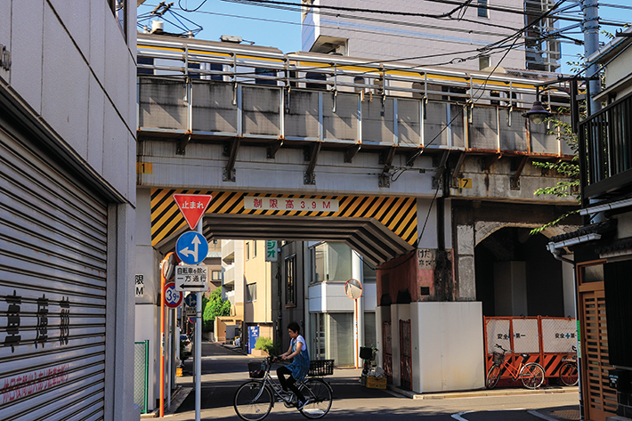 지하철과 자전거가 동시에 움직이는 장면을 터치 스크린을 통해 빠르고 정확하게 초점을 잡아 촬영했다.