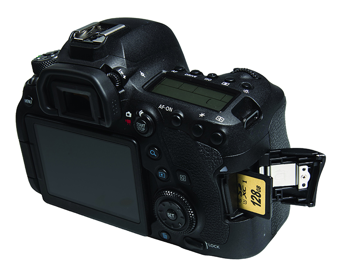 Canon EOS 6D Mark II는 싱글 SD Slot을 가졌다. 풀프레임이라는 분류에선 다소 아쉽지만 입문 용이라는 면에서는 납득이 가는 선택이다.