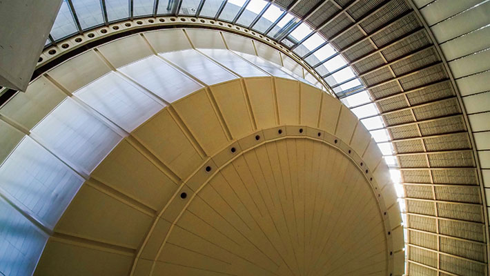 국립중앙박물관의 천장을 광각으로 넓게 담았다. 곡선과 직선이 조화를 이루고 있다.