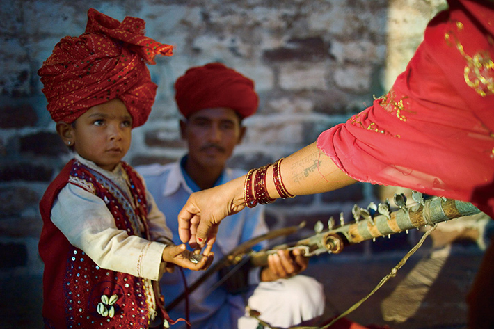 @조드뿌르, 인도, 2005 / 아빠의 구슬픈 음악 연주가 끝나면 아이는 관광객들을 향해 손을 벌렸다.
