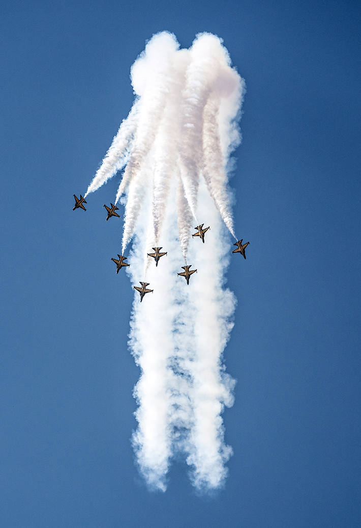 초점거리 : 190mm, 1/4000sec, F8.0, ISO 640. 공군 특수비행팀 블랙이글스가 아찔한 곡예비행을 하고 있다.