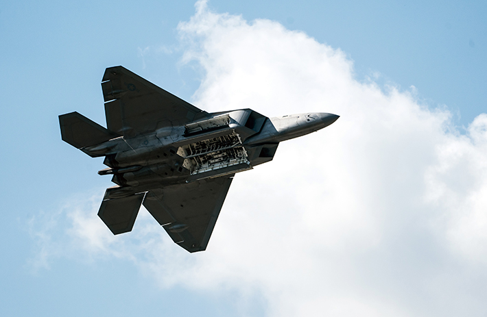 초점거리 : 400mm, 1/3200sec, F7.1, ISO 640. 미 공군 최강 전투기 F-22 랩터가 시범 비행을 선보이고 있다.