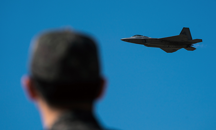 초점거리 : 160mm, 1/3200sec, F8.0, ISO 640. 관람객들이 미 공군 전투기 F-22 랩터의 시범 비행을 구경하고 있다.