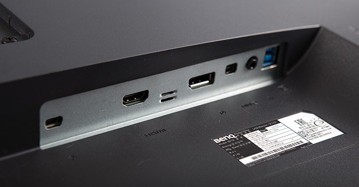 입력단자에는 HDMI 단자와 USB 3.0, USB 2.0, DP Input, Ethernet Lan이 위치하고 있다.