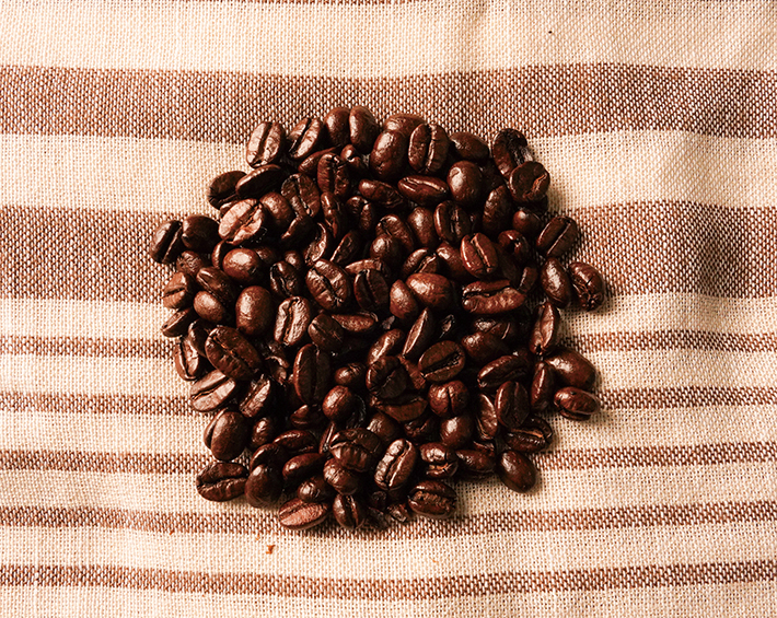 ISO를 높여서 촬영해도 커피콩 고유의 질감이 표현될 정도의 고화질을 구현한다. 27mm, 1/80초, F11, ISO 1000