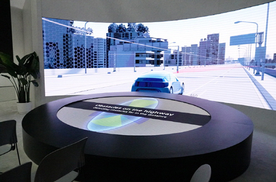 CES 2018에서 소니 자동차용 이미지 센서 세이프티 코쿤을 시연하고 있다.