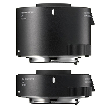 새로운 렌즈 라인업에 맞게 디자인된 텔레 컨버터(별매)와 함께 활용할 수 있다. SIGMA 텔레 컨버터 TC-1401은 700mm F5.6의 AF 초망원 렌즈로, SIGMA 텔레 컨버터 TC-2001은 1000mm F8의 AF 초망원 렌즈로 사용할 수 있다.