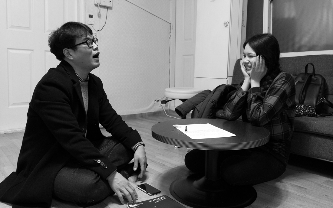 임알리나(오른쪽)가 경기도 안산시에 위치한 한국 이민자 지원 센터에서 안성환 씨에게 한국어 교육을 받고 있다.