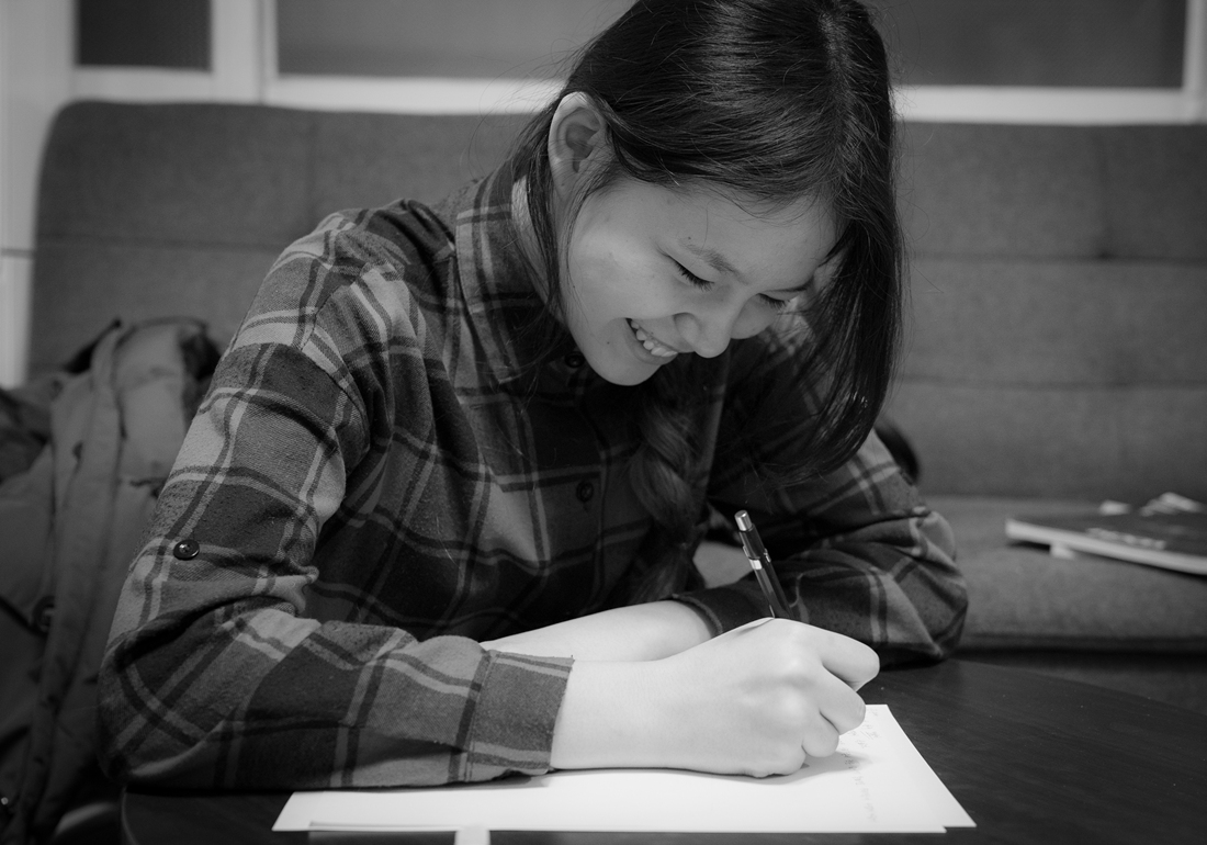 임알리나가 한국어 수업에서 공모전을 위한 글을 작성하고 있다.