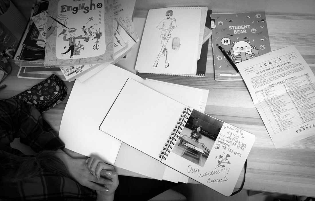 아쟁 연주 때 사진 일기, 방학 숙제, 그림 등이 임알리나의 책상에 놓여 있다.