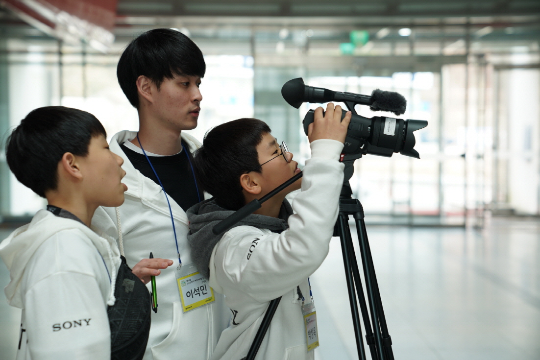 ‘제 16회 소니 에코 사이언스 스쿨’에 참가한 청소년들이 소니 NEX-VG30 캠코더를 활용해 ‘환경’을 주제로한 영상을 촬영하고 있다. 소니코리아 제공