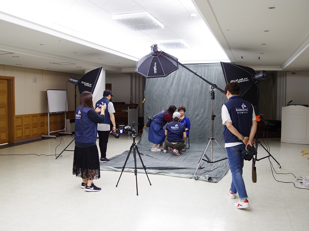 세기P&C가 지난 4월 28일 서울 중구에 위치한 신당종합사회복지관에서 장수사진 재능기부 활동을 진행하고 있다. 사진 제공=세기P&C
