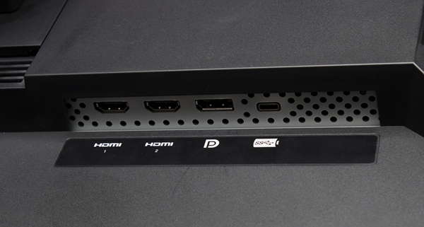 USB Type-C 단자 1개, DisplayPort 입력 1개 및 4K / 60p와 호환되는 HDMI 입력 2개 가 있으며, USB Type-C 단자는 케이블 연결 및 분리가 쉽고 전원을 공급할 수 있다. 모든 입력 단자는 4K / 60p를 지원한다.