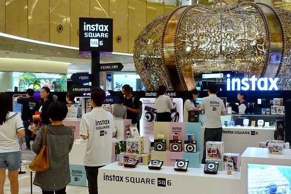 한국후지필름이 인스탁스 스퀘어 SQ6 출시에 맞춰 팝업스토어를 열었다. (사진제공=한국후지필름)