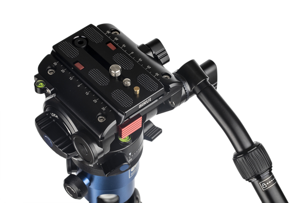 유압식 비디오 헤드인 VH-10을 장착하면 다양한 촬영 각도와 안정적인 무브먼트를 사용할 수 있다.