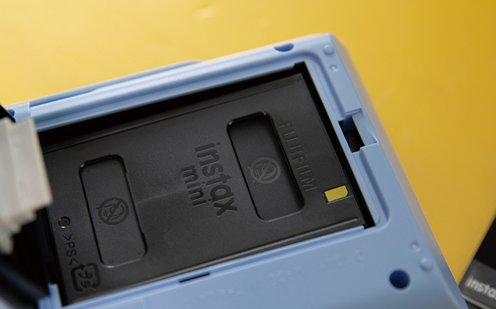 필름은 Fujifilm Instax Mini를 사용하며 KiiPix 바닥부분을 열어 장착할 수 있다.