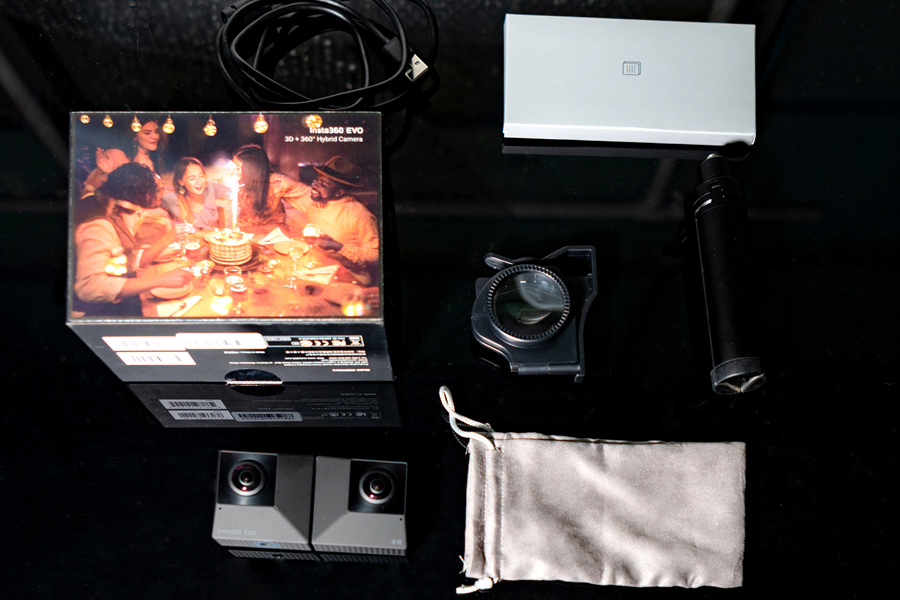 Insta360 EVO 전체 구성품. 돋보기 안경, 5핀 케이블, 포장박스, Insta360 EVO, 전용 파우치, 전용 미니삼각대, 퀵 스타트 가이드.
