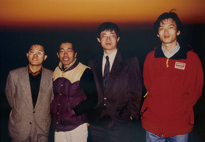 ⓒ이명재, 1996년 후지산 노을을 배경으로 타지마 하루 작가님(왼쪽에서 두 번째)과 기념 촬영