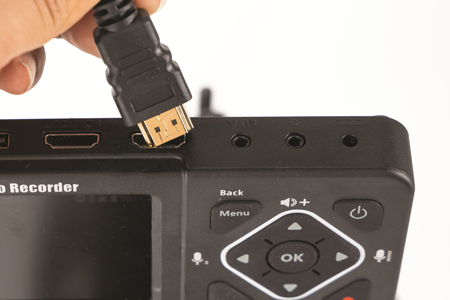 HDMI 케이블 연결로 기기에 다양한 영상의 입력 및 출력을 지원한다.