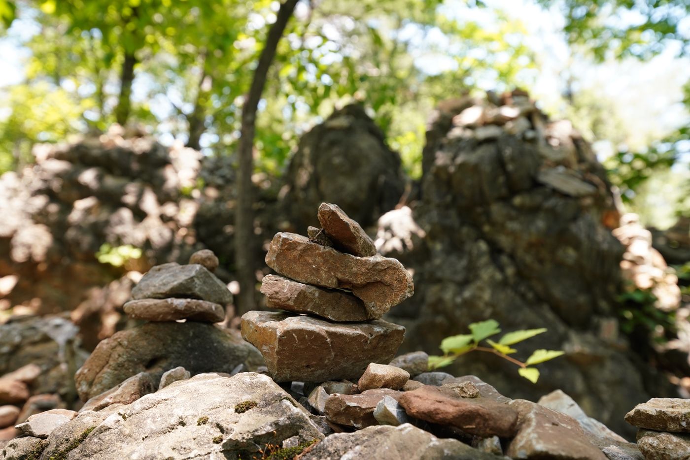 여행객들의 소원들이 모여서 만들어진 작은 돌탑