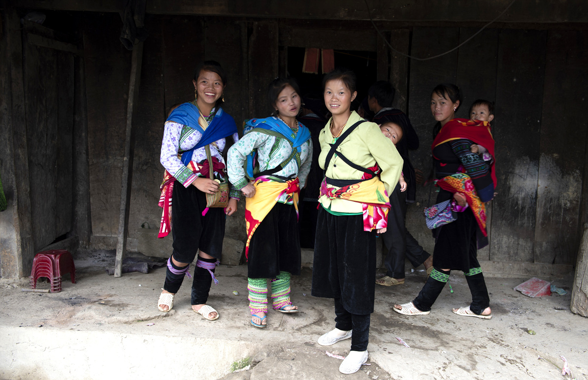 몽족 여인들이 논두렁을 걷고 있다