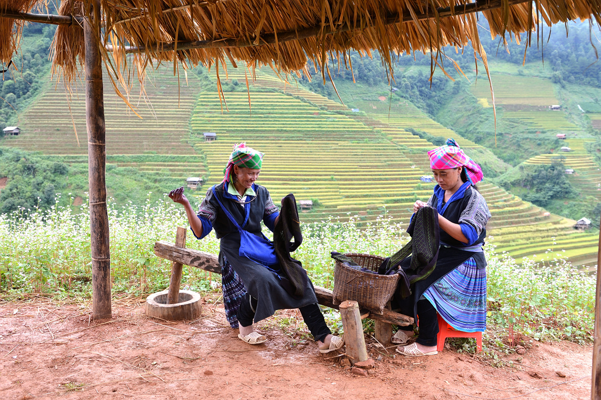 몽족 여인들이 뜨개질을 하고 있다.
