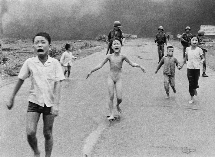 베트남 - 전쟁의 테러, Vietnam &#8211; Terror of War, 1973년 Spot News 수상작 by Huynh Cong “Nick” Ut, Photograph courtesy of The Associated Press