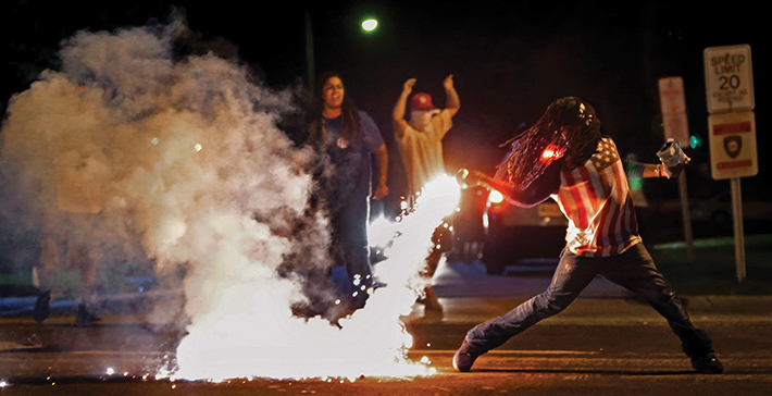 퍼거슨의 시위, Ferguson Protest, 2015년 Breaking News 수상작 by Robert Cohen, Photograph courtesy of The Associated Press