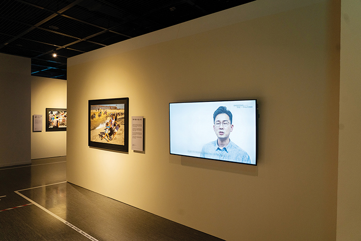 퓰리처상에서 한국국적 기자로서는 처음으로 사진부분 수상을 한 로이터 통신의 김경훈 기자의 작품과 인터뷰 영상
