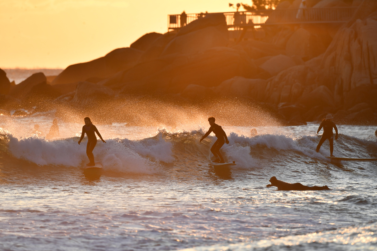 새벽에 즐기는 서핑의 맛은 색다르다.