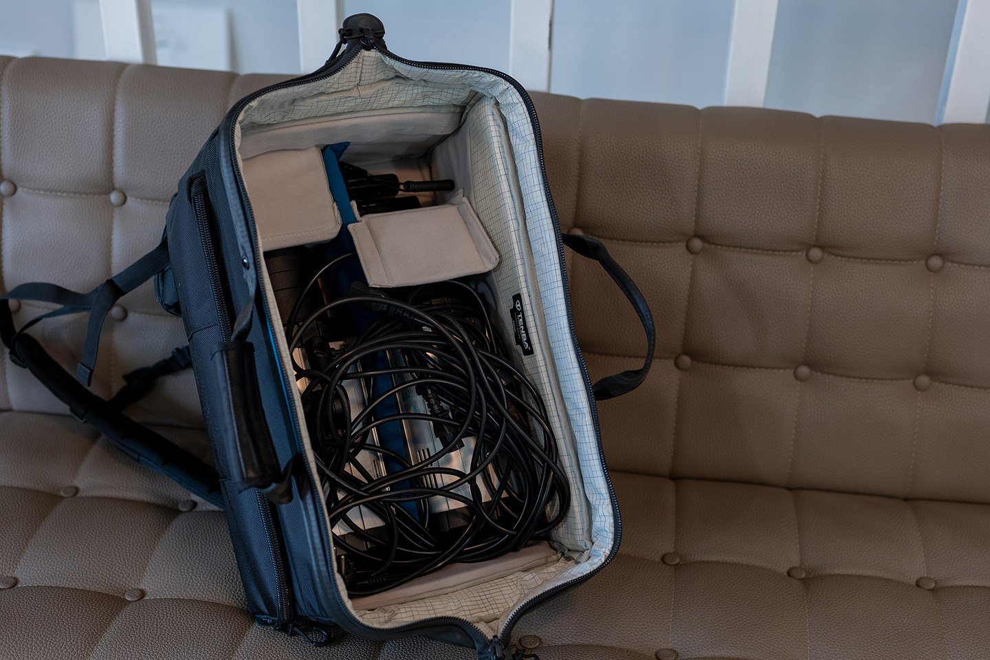 조명 두 개와 동조기등 액세서리를 한 가방에 모두 담을 수 있을만큼 내부 공간이 널찍하다