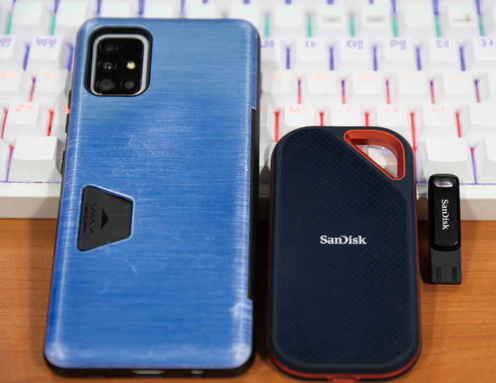 (왼쪽) 갤럭시A51 스마트폰 / (가운데) 샌디스크 익스트림 프로 포터블 SSD / (오른쪽) 필자가 사용하던 USB. USB 메모리 카드와 SSD를 비교하면 당연히 더 크지만, 고작 스마트폰 절반 사이즈와 슬림한 두께로 휴대성은 별반 다르지 않다.
