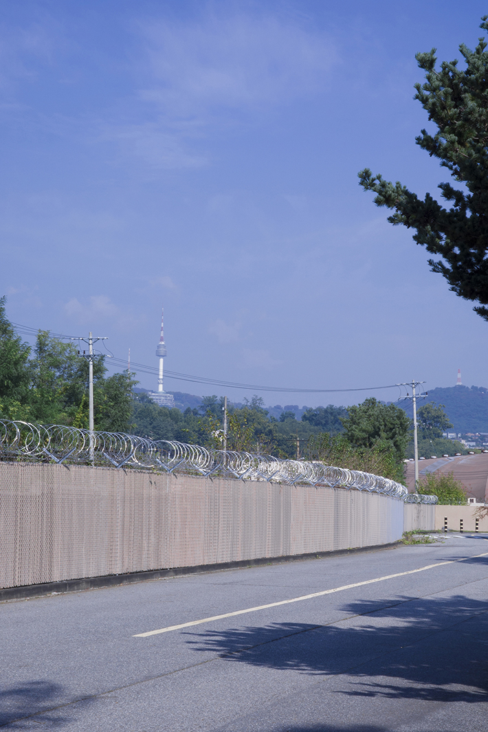 71mm 크롭 F16, 1/80s, iSO100 벽 너머, 부의 상징 같던 미국식 건물과 철조망 너머, 발전한 서울의 상징 남산타워.