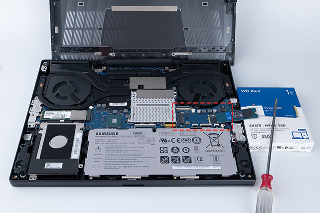 붉은색으로 체크한 빈 슬롯에 준비한 WD Blue SN570 NVMe™ SSD를 꽂고 오른쪽을 나사로 조여주면 설치 완료다.