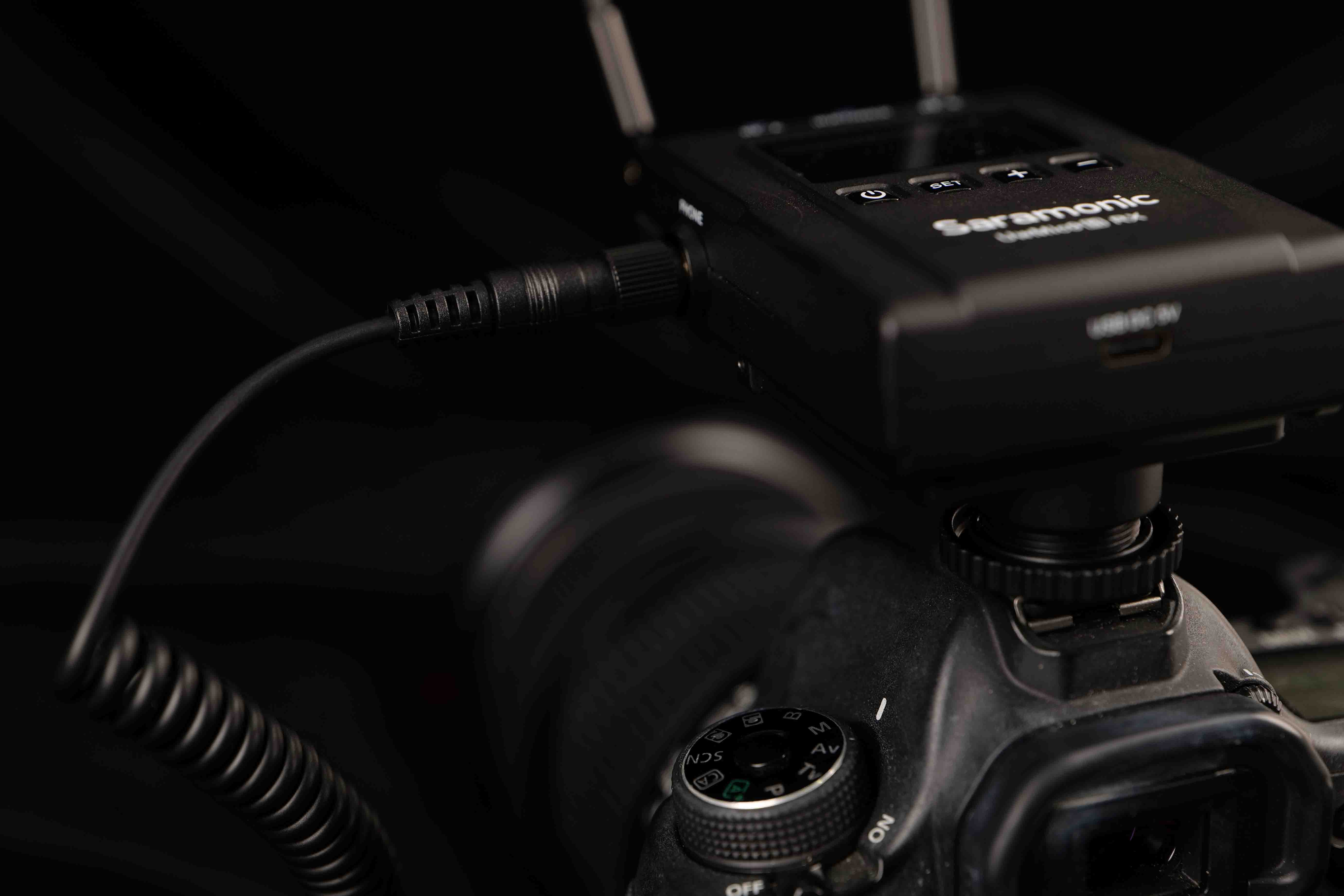 구성품인 콜드 슈 마운트 어댑터를 사용해 UwMic9S K2를 카메라에 장착한 모습.