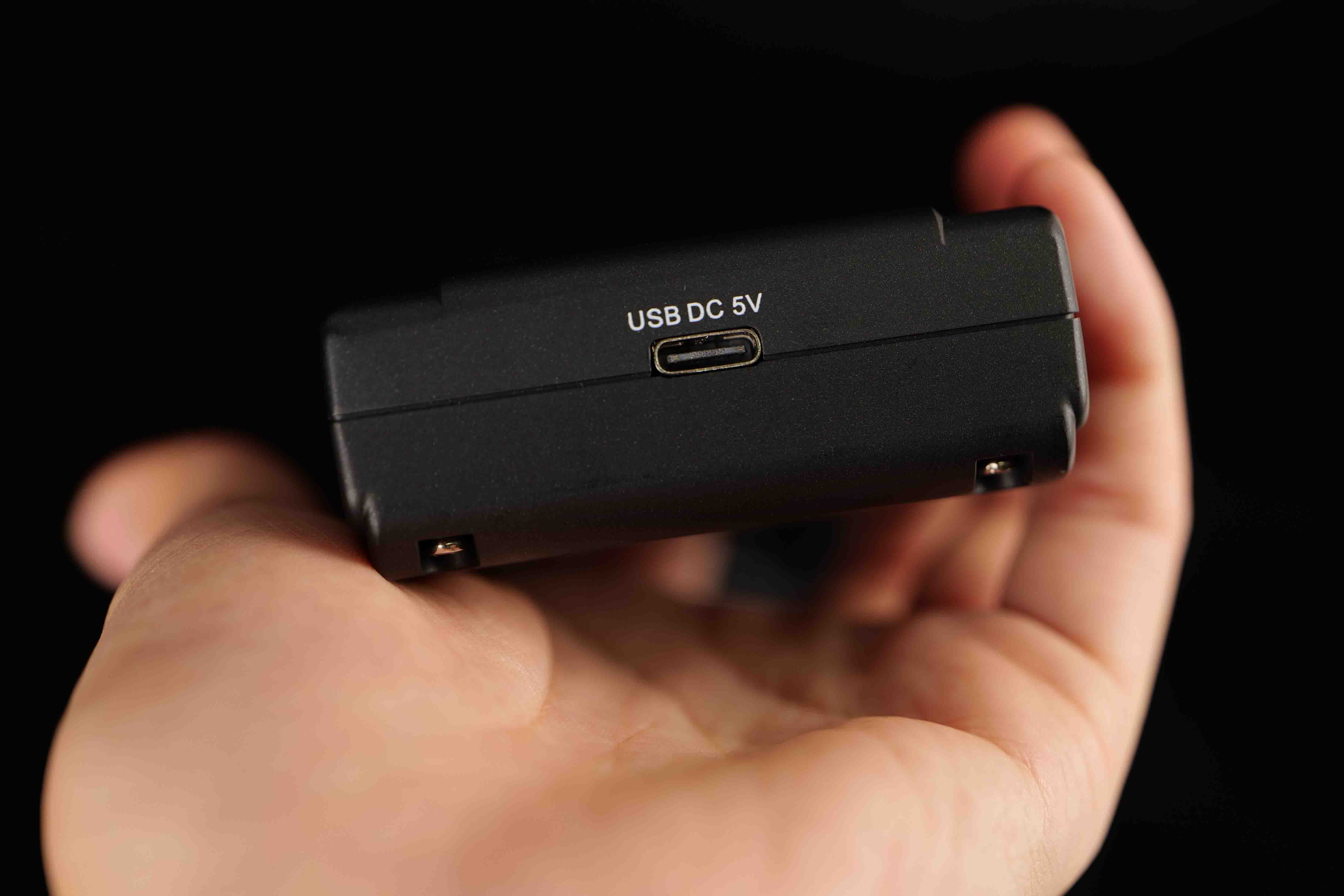 USB-C 포트를 통해 전원 공급이 가능해 보조 배터리로 장시간 사용이 가능하다.
