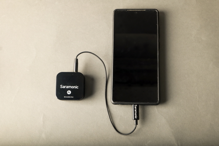 3.5mm 이어폰 단자가 없는 스마트폰은 USB-C(혹은 라이트닝) 오디오 출력 케이블로 연결할 수 있다