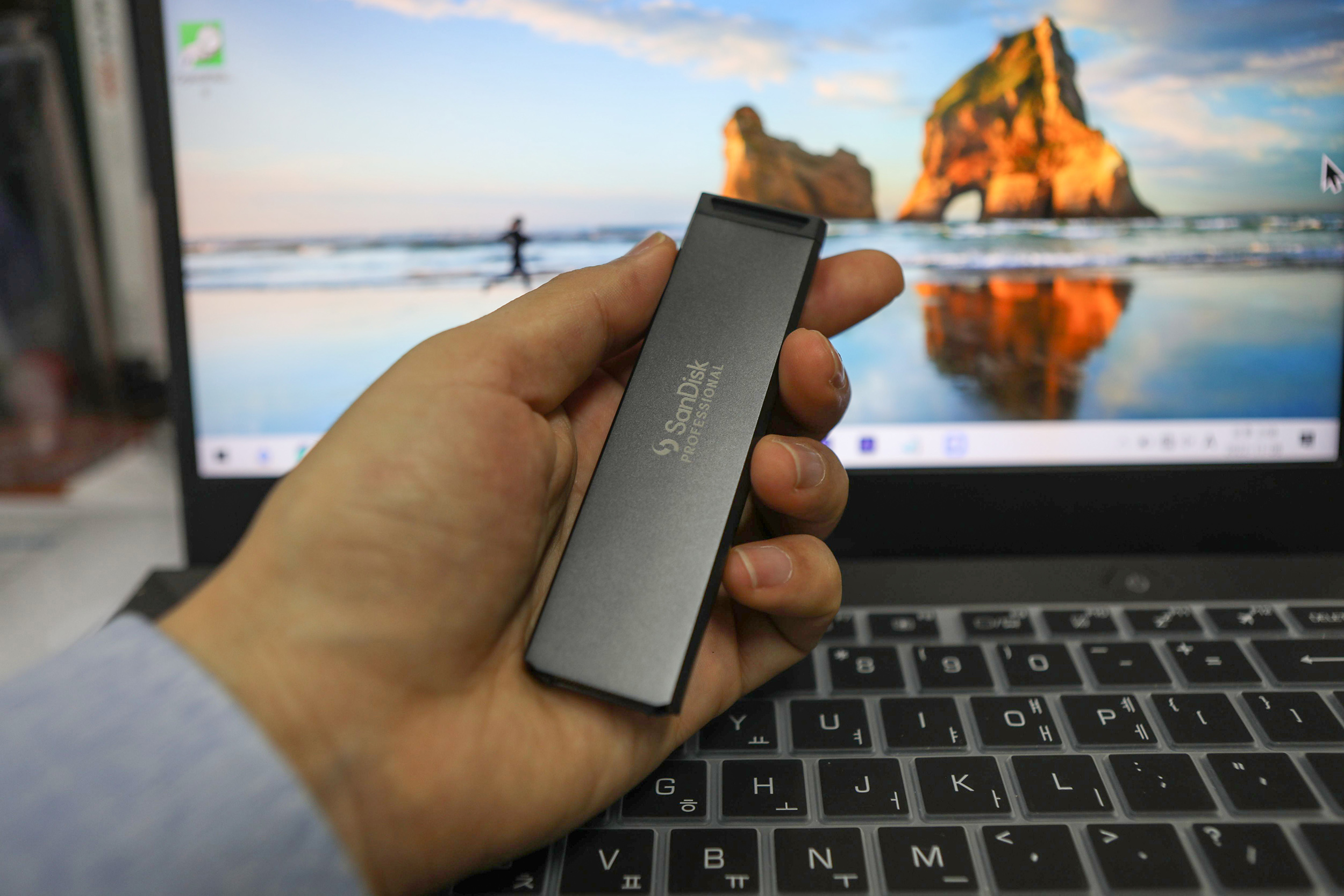 프로 블레이드 SSD 맥은 최대 4TB까지 지원함에도 가로 세로, 길이가 약 3cm, 10cm에 불과해촬영 현장에서 들고 다니기에 부담이 없다.