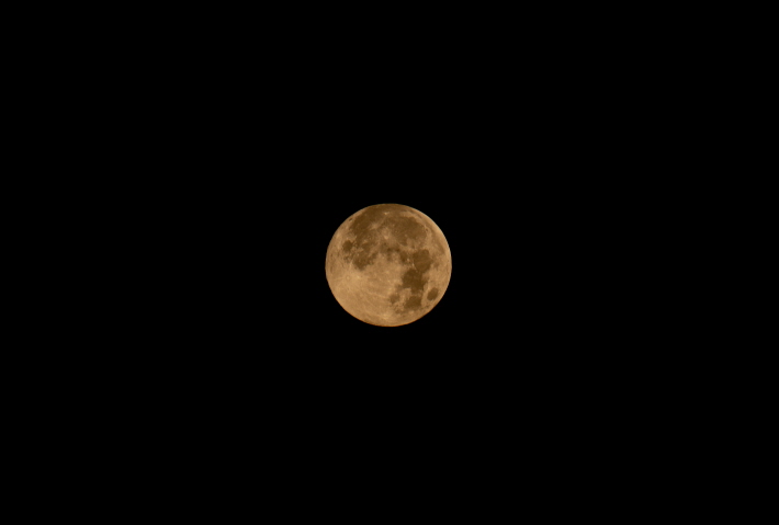 해돋이 1시간 전 은은하게 빛나는 보름달(600mm, F/10, 1/80s, ISO 200)