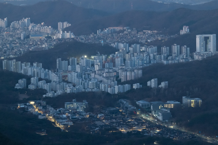 해돋이 직전 북한산 아래의 시내 전경(150mm, F/8, 1/15s, ISO 3000)