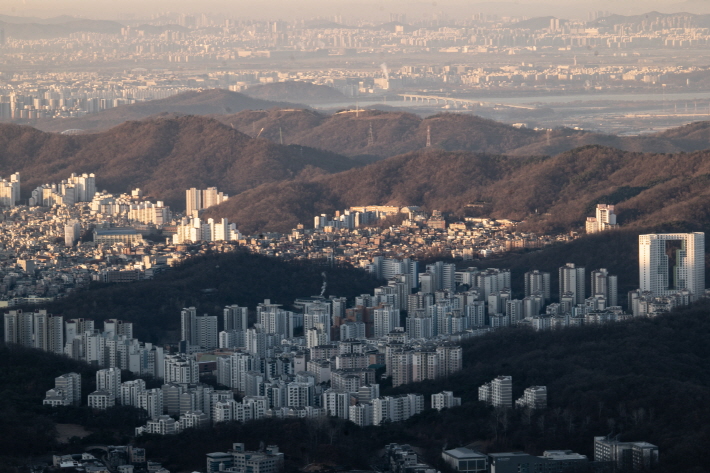 해돋이 직후 북한산 아래의 시내 전경(150mm, F/18, 1/160s, ISO 2000)