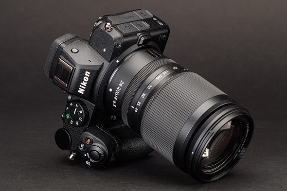 Nikon Z 5의 시야와 자동 초점은 Canon EOS R8만큼 좋지는 않지만 특히 더 큰 배터리와 고해상도 뷰파인더 덕분에 어떤 면에서는 사용하기 더 좋을 수 있다.